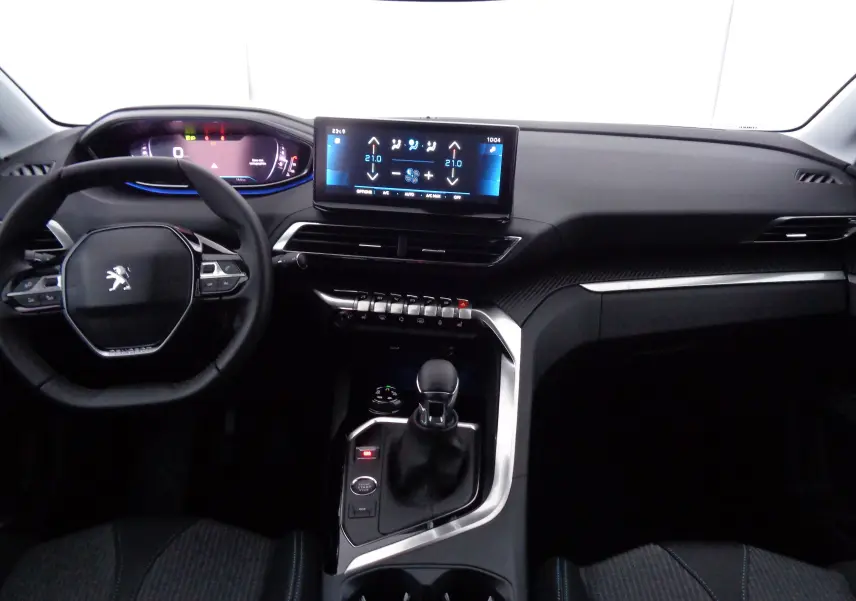 Vue intérieure frontale du Peugeot 3008 2023, tableau de bord moderne avec écran tactile et volant compact noir.