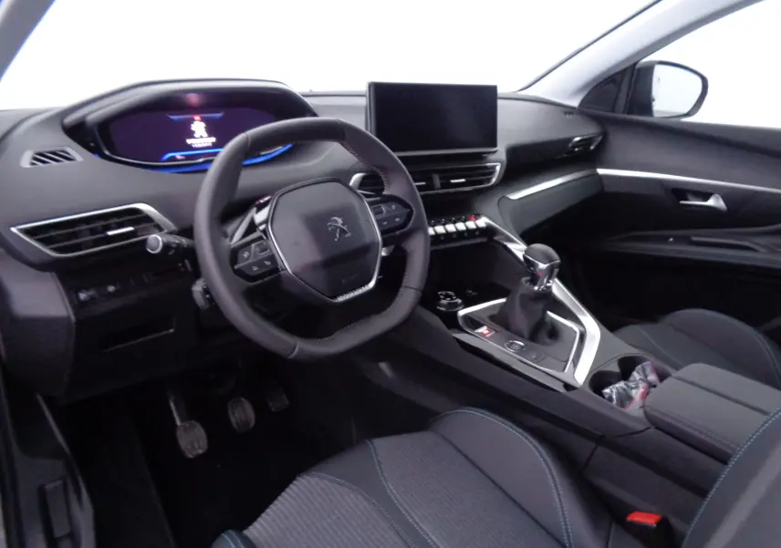 Intérieur Peugeot 3008 2023 vu côté conducteur, tableau de bord moderne avec écran tactile et volant compact noir.