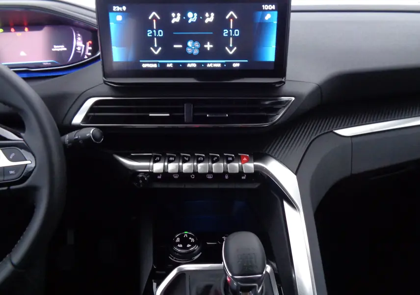 Vue intérieure du tableau de bord et console centrale du Peugeot 3008 gris, avec écran tactile et levier de vitesse manuel.