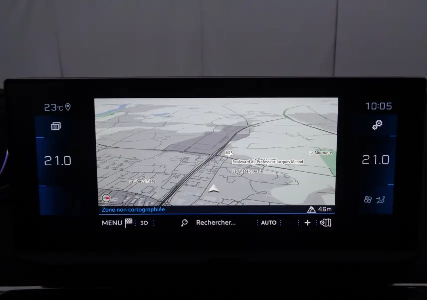 Écran tactile du système de navigation du Peugeot 3008 2023 affichant une carte en mode 3D avec température à 21°C.