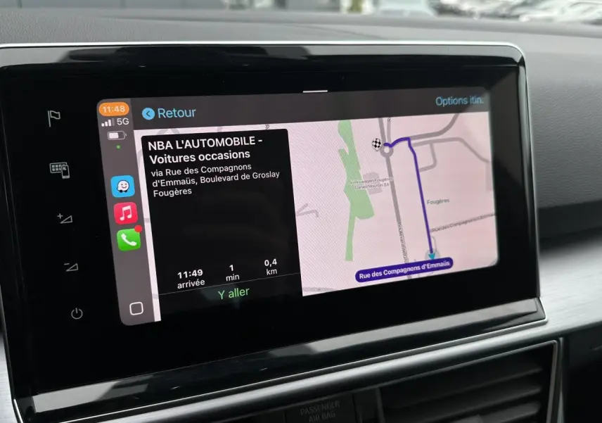 Écran tactile 9,2 pouces du système de navigation du SEAT Tarraco blanc, affichant un itinéraire GPS détaillé.