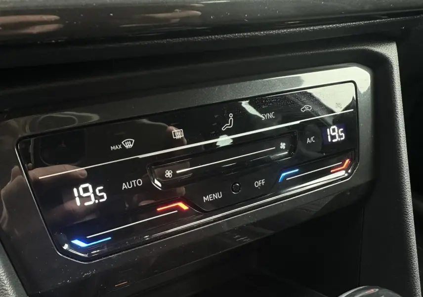 Panneau de commande de la climatisation automatique tri-zone du SEAT Tarraco 2024 avec affichage digital à 19,5°C.