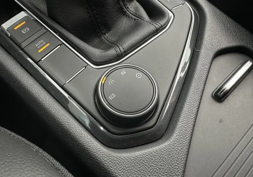 Gros plan sur la molette de sélection de mode de conduite et frein à main électrique dans le console centrale du SEAT Tarraco.