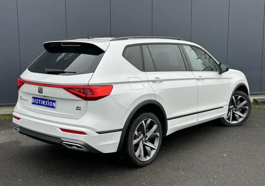 SEAT Tarraco blanc Oryx vu en 3/4 arrière droit avec jantes alliage 20 pouces et toit ouvrant panoramique.