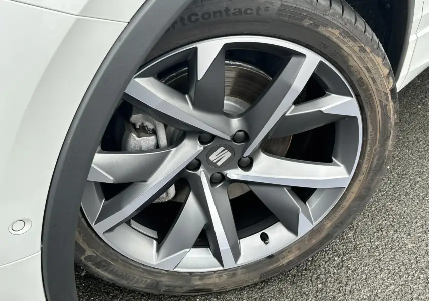 Gros plan sur la jante alliage 20 pouces gris Suprême Cosmo du SEAT Tarraco blanc Oryx, avec pneu Continental.