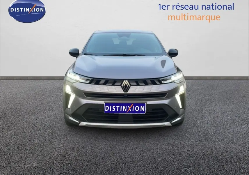 Vue frontale d'une Renault Symbioz gris cassiopée métal avec éclairage LED distinctif allumé.