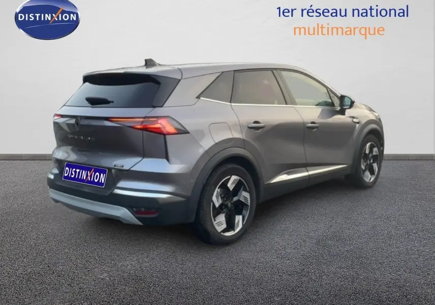 Vue 3/4 arrière droite d’un Renault Symbioz gris cassiopée métal avec feux LED et jantes bicolores.