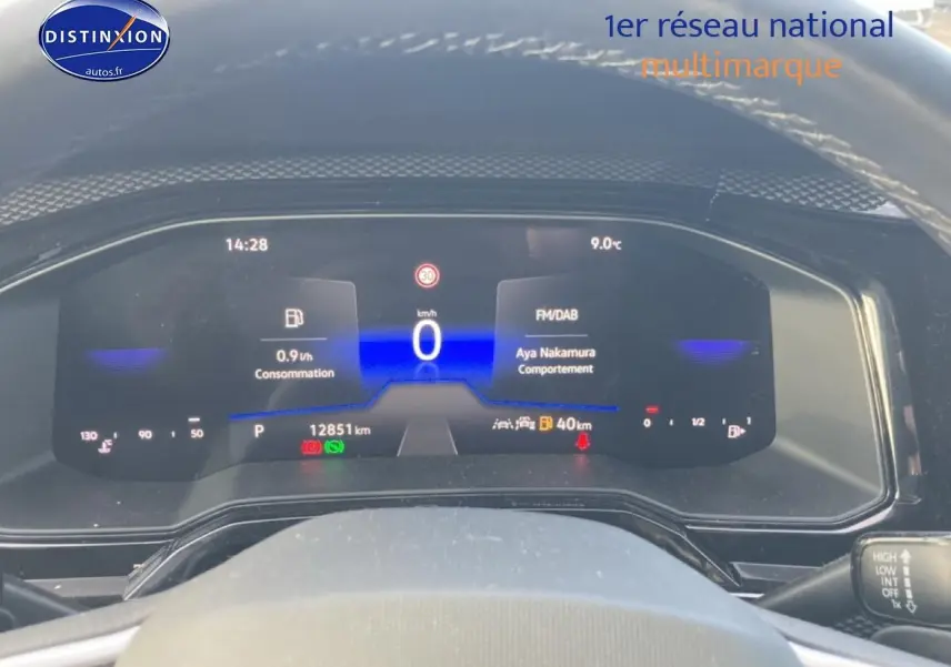 Vue intérieure du tableau de bord numérique de la Volkswagen Polo gris cendre, affichage vitesse et infos multimédia.