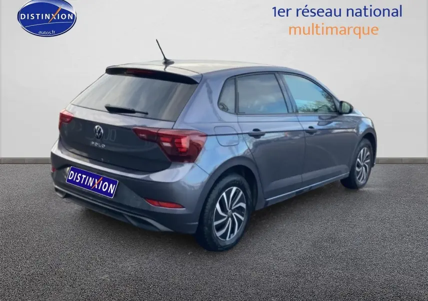 Volkswagen Polo gris cendre vue 3/4 arrière droit avec jantes alliage et vitres surteintées.