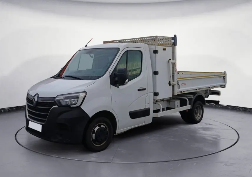 Renault Master blanc vue 3/4 avant droit avec benne et coffre arrière, véhicule utilitaire de 2022.