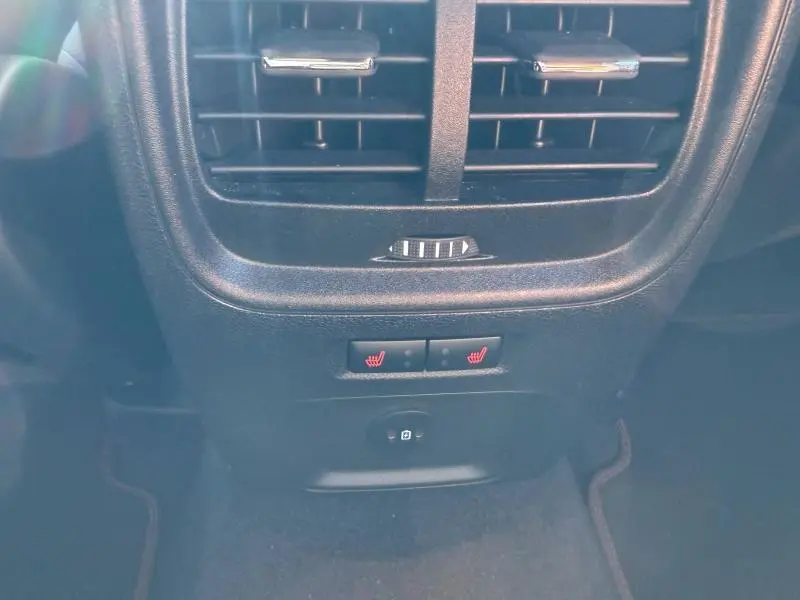 Détail des commandes de chauffage des sièges arrière et bouches d'aération centrales noires du Ford Kuga 2024 noir Agate.