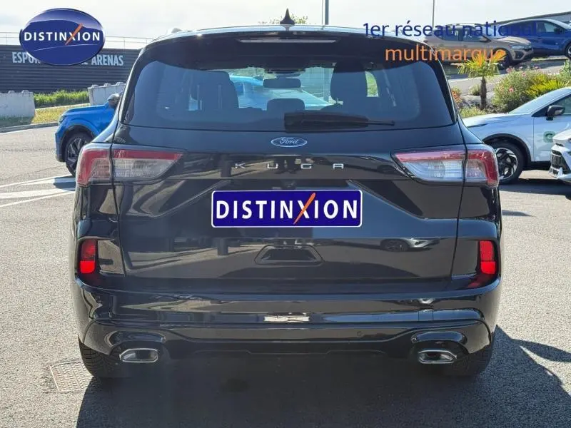 Vue arrière d'un Ford Kuga 2024 noir Agate Métallisée avec feux LED et double sortie d'échappement intégrée.