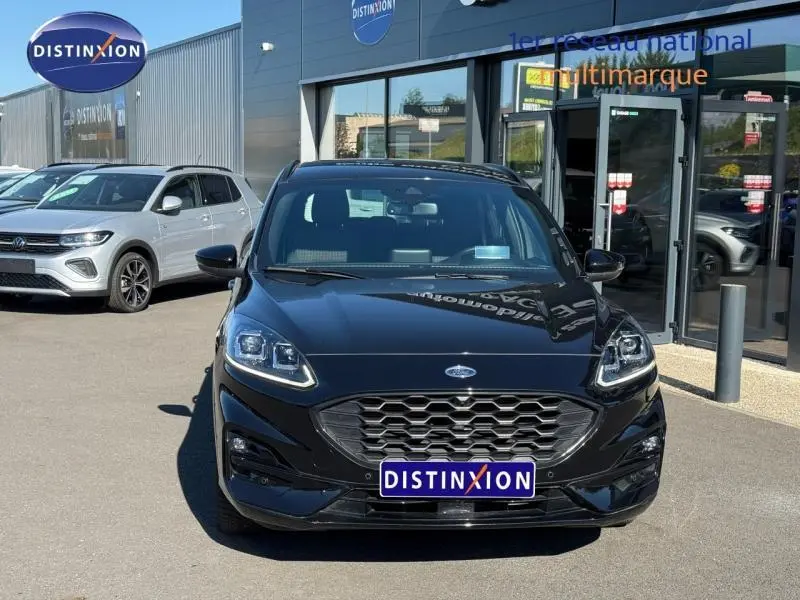 Vue de face du Ford Kuga 2.0 EcoBlue noir Agate métallisé avec calandre hexagonale et phares LED distinctifs.