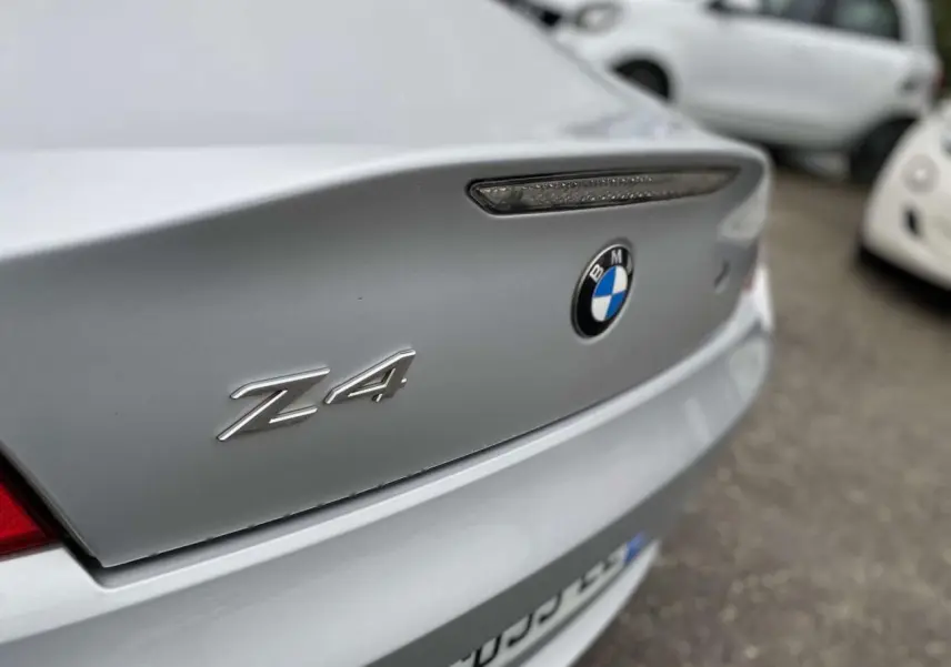 Gros plan sur l'arrière gris clair d'une BMW Z4 Roadster 2005, avec logo et badge Z4 bien visibles.