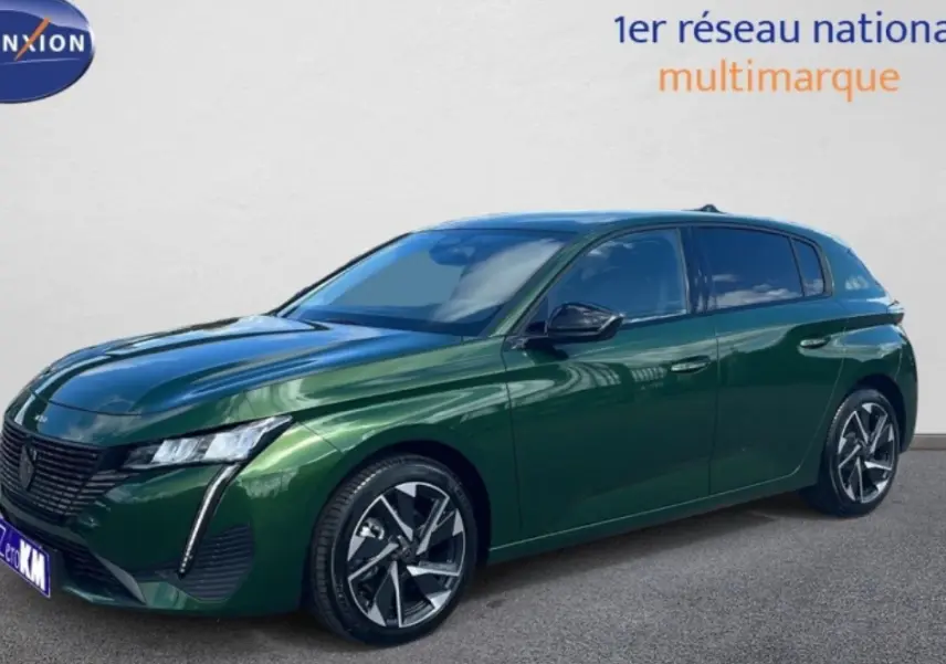 PEUGEOT 308 vert foncé vue 3/4 avant droit avec jantes alliage 17 pouces et feux LED distinctifs.