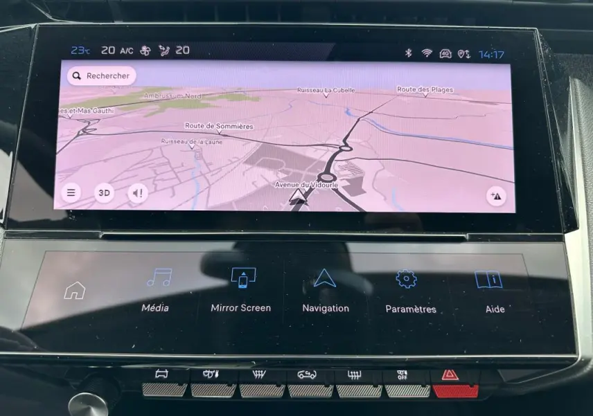 Vue rapprochée de l’écran tactile du tableau de bord de la Peugeot 308 2023, affichant la navigation GPS.