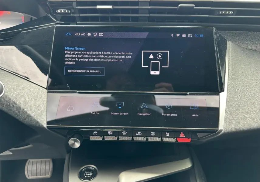 Vue rapprochée du tableau de bord de la Peugeot 308 2023, écran tactile affichant le menu Mirror Screen.