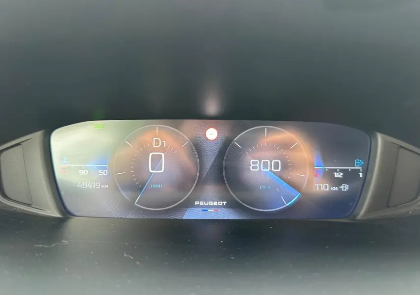 Affichage numérique du cockpit de la Peugeot 308 2023, montrant la vitesse à 0 km/h et le régime moteur à 800 tr/min.