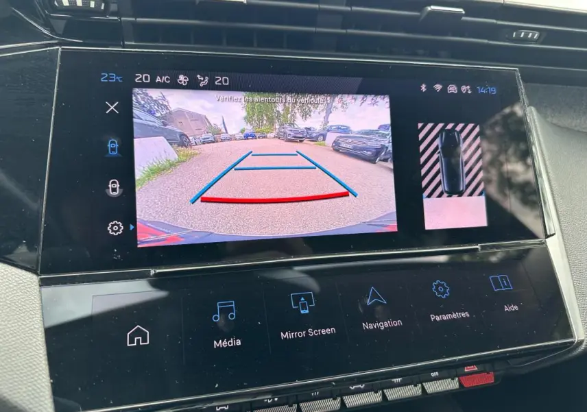 Écran central de la Peugeot 308 2023 montrant la caméra de recul avec guidage et vue 360° intérieure.