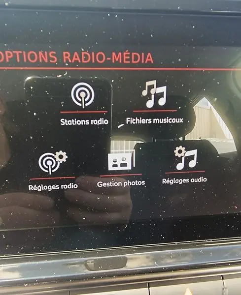 Écran tactile de la console centrale du Citroën C3 Société blanc, affichant les options radio-média en mode menu.