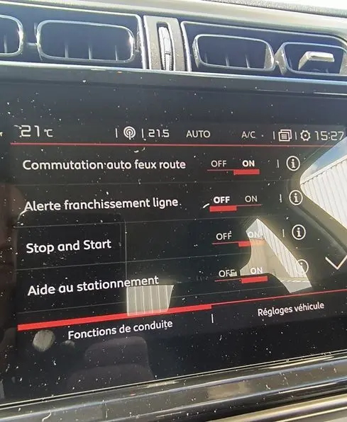 Écran tactile intérieur de la Citroën C3 Société 2023 blanc, affichant les réglages d’aides à la conduite.
