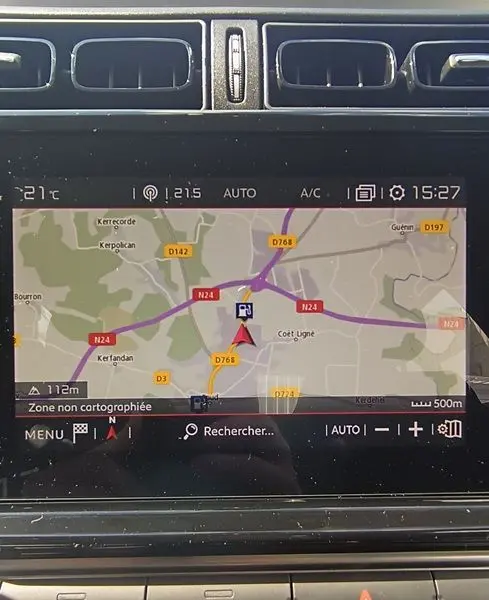 Écran tactile de navigation du tableau de bord d’une Citroën C3 Société blanche, affichant une carte routière en mode jour.