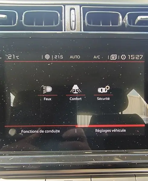 Écran tactile central du tableau de bord de la Citroën C3 Société blanc, affichant les réglages Feux, Confort et Sécurité.