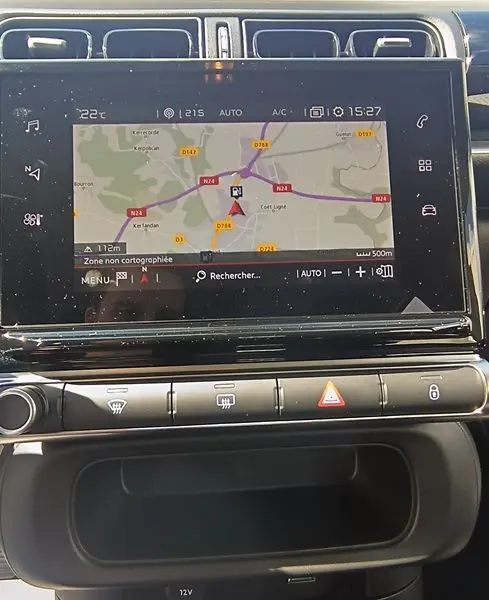 Vue rapprochée de l’écran tactile central du tableau de bord de la Citroën C3 Société blanc, affichant la navigation GPS.
