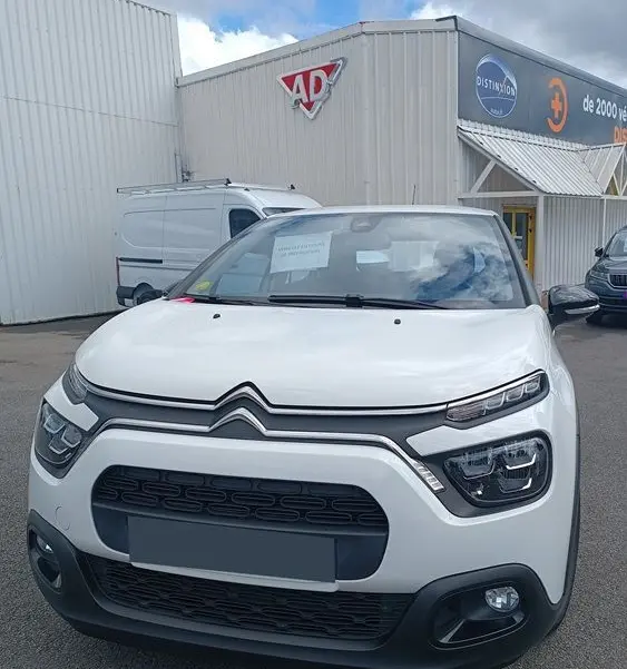Vue avant d'une Citroën C3 Société blanche 2023 avec calandre noire et feux LED distinctifs.