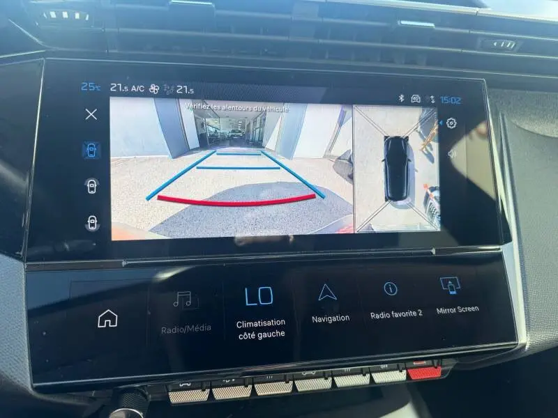 Écran tactile intérieur de la Peugeot 308 Hybrid 2025 montrant la caméra de recul et la vue 360 degrés du véhicule gris.