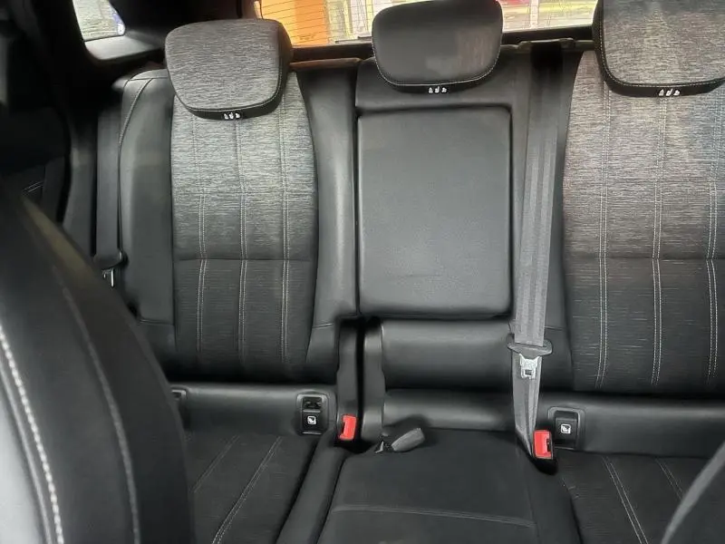 Vue rapprochée des sièges arrière en similicuir et tissu gris dégradé du Renault Austral blanc 2023.