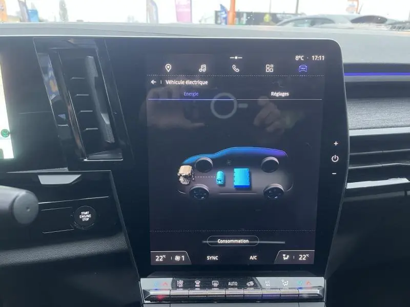 Écran tactile central du Renault Austral blanc montrant l'état énergétique du véhicule hybride en intérieur.