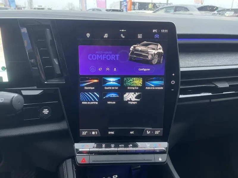 Écran tactile central du tableau de bord du Renault Austral blanc, affichant le mode de conduite Comfort.