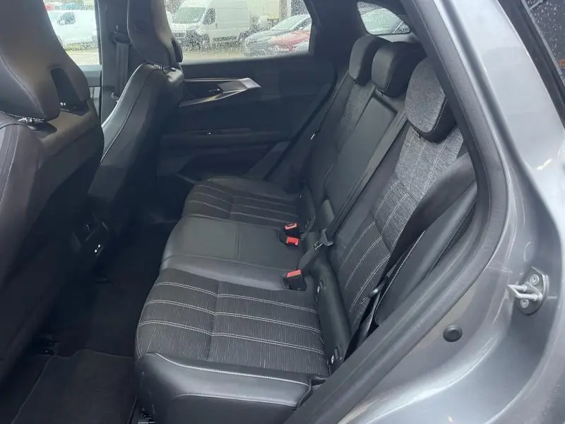 Vue intérieure côté droit des sièges arrière en tissu gris dégradé du Renault Austral 2023 hybride.