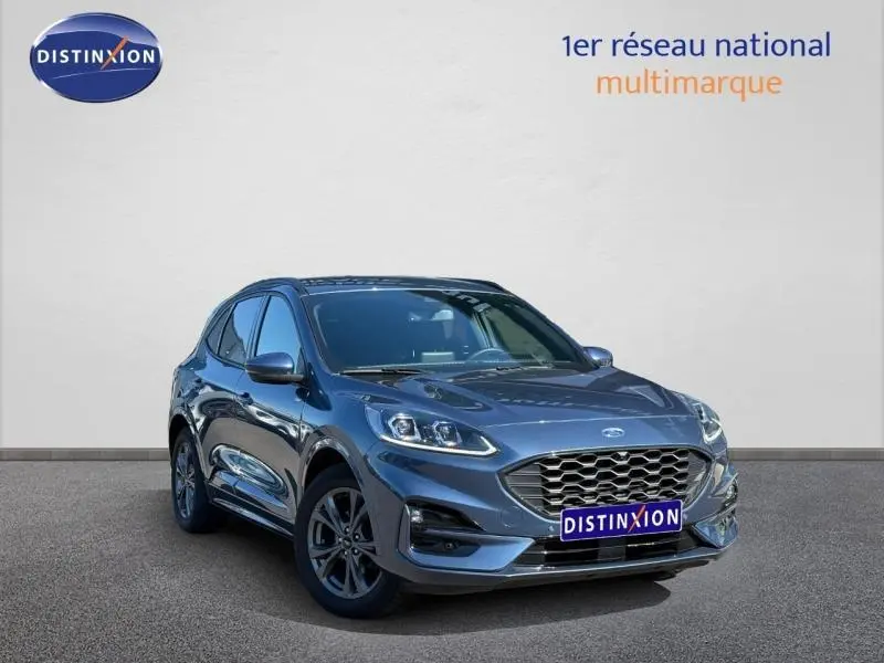Ford Kuga 2.0 EcoBlue 120ch ST-Line bleu Abysse en 3/4 avant droit avec calandre hexagonale distinctive.