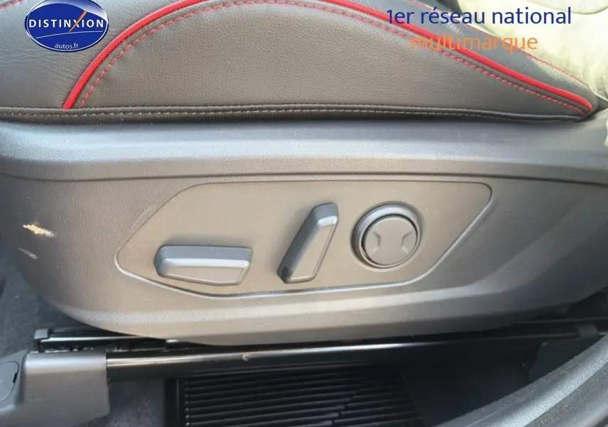 Détail des commandes électriques du siège conducteur en cuir noir avec surpiqûres rouges du Hyundai Tucson gris shadow 2026.