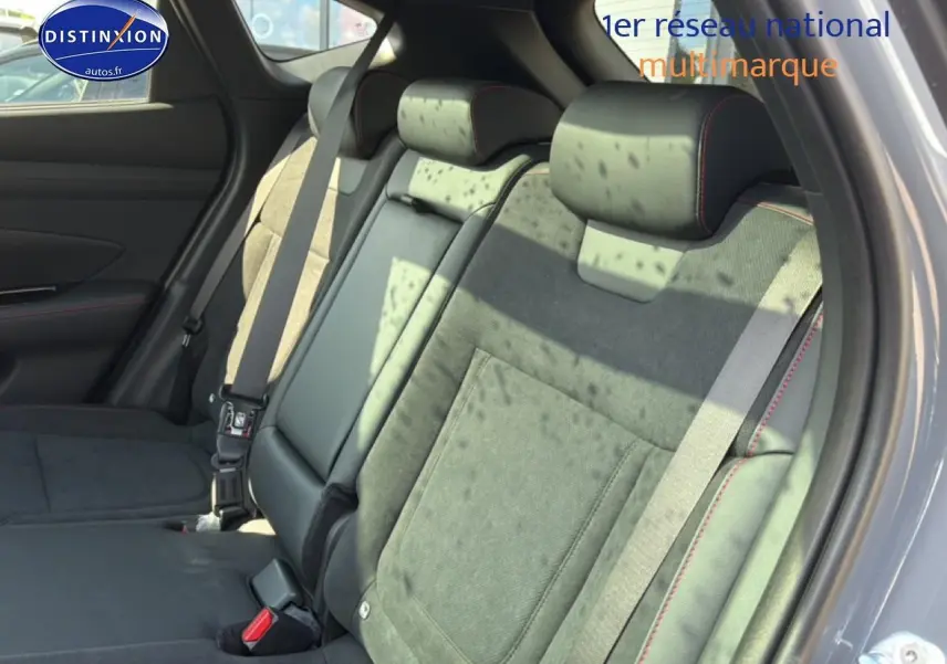 Vue intérieure côté droit sur la banquette arrière en cuir noir et alcantara avec surpiqûres rouges du Hyundai Tucson gris shadow 2026.