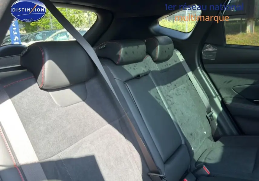 Vue intérieure du siège arrière droit en cuir noir et alcantara avec surpiqûres rouges du Hyundai Tucson 2026 gris shadow.