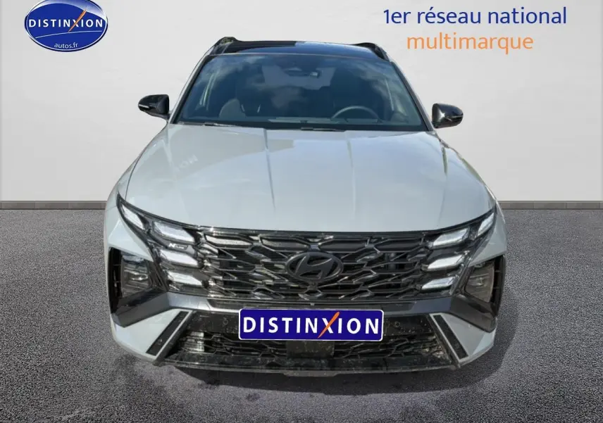 Vue avant d'un Hyundai Tucson gris shadow avec calandre noire et feux LED distinctifs, sur fond neutre.