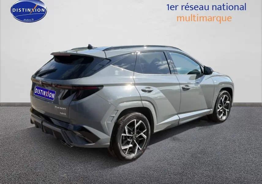 Vue 3/4 arrière droite du Hyundai Tucson gris shadow avec jantes alu et vitres arrière surteintées.
