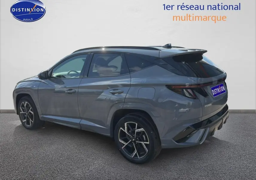 Hyundai Tucson 2026 gris shadow en 3/4 arrière droit, avec jantes alu et toit noir panoramique.