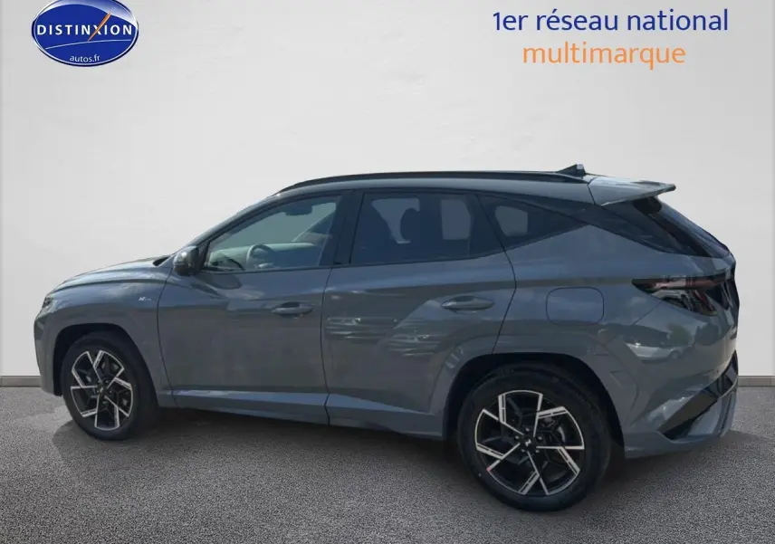 Hyundai Tucson 1.6 t-gdi 239 hybride N Line gris shadow vu de profil côté gauche, jantes alu noires et toit noir.