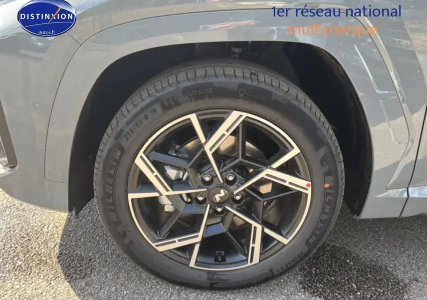 Gros plan sur la jante alu noire et argentée du côté avant droit d’un Hyundai Tucson gris shadow.