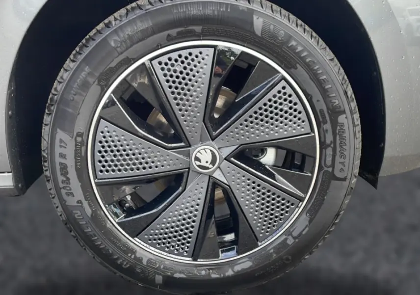 Gros plan sur la jante alu noire et grise du côté gauche d’un Skoda Kamiq gris graphite, modèle 2026.