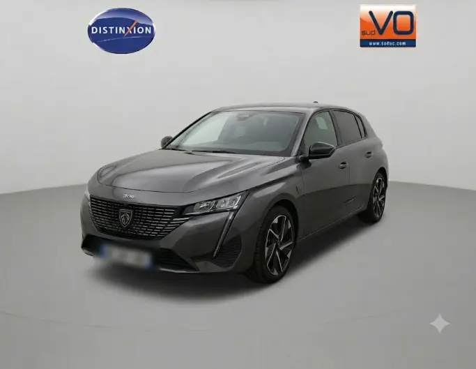 Peugeot 308 gris en 3/4 avant droit, avec calandre noire distinctive et phares LED fins dans un studio.