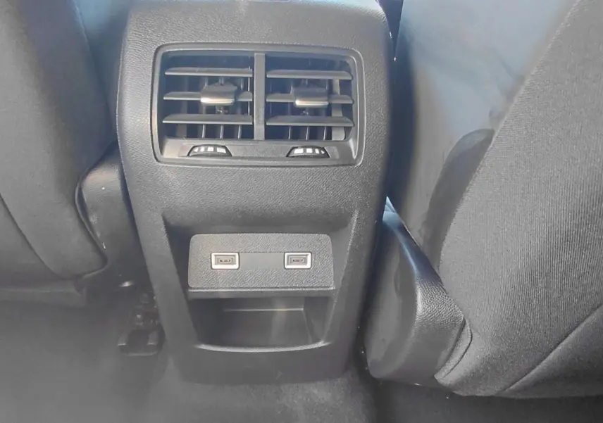 Vue rapprochée de la console arrière avec bouches d’aération et deux ports USB du Peugeot 308 gris 2025.