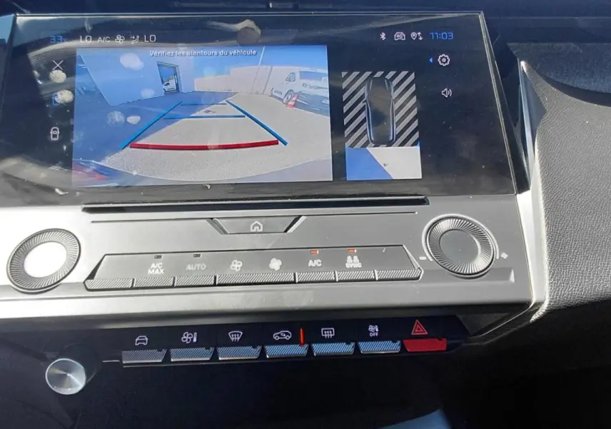 Écran tactile central affichant la caméra de recul dans l’habitacle d’une Peugeot 308 gris 2025.