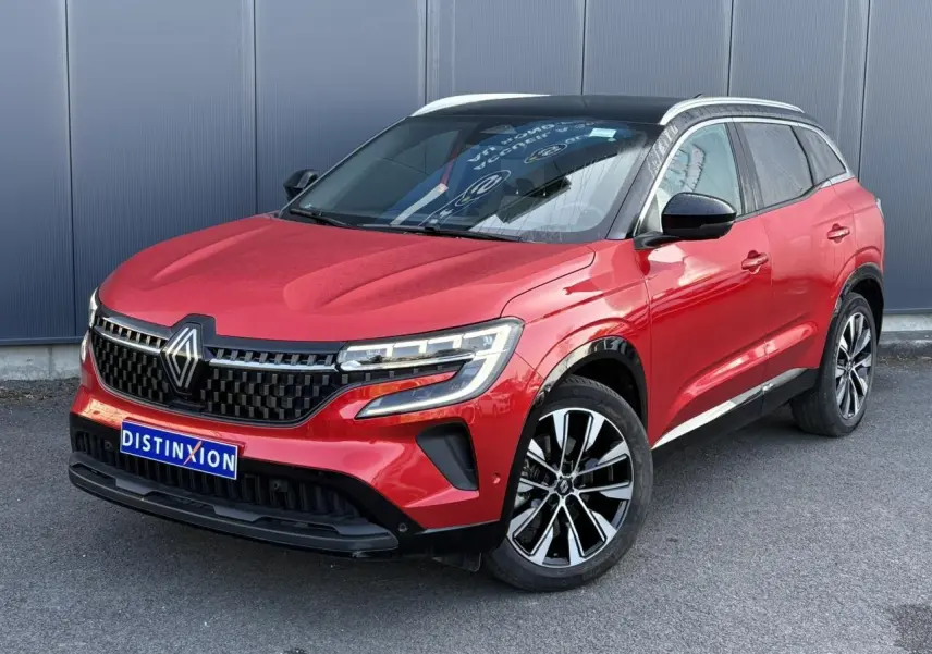 Renault Austral E-Tech rouge Flamme en 3/4 avant droit avec toit panoramique noir étoilé et jantes alliage noires.