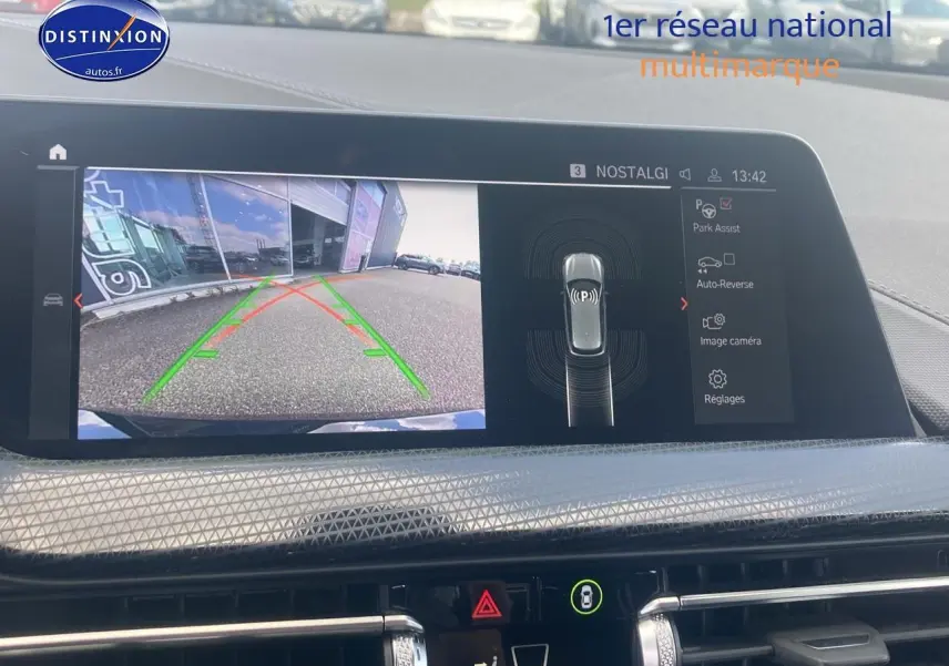 Écran central de BMW Série 1 118i 2023 affichant la caméra de recul et l'assistance au stationnement.
