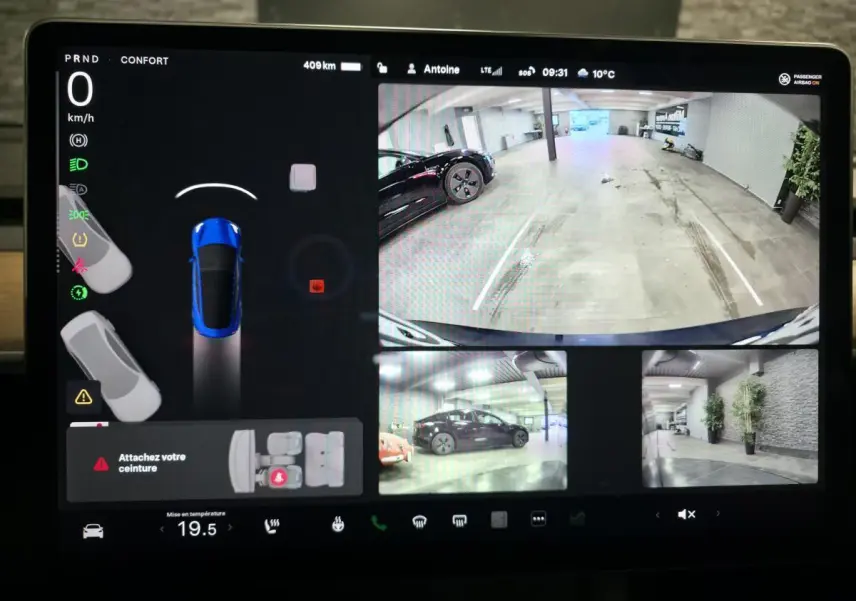 Écran tactile de la Tesla Model 3 RWD bleu foncé montrant la caméra 360° et l'affichage de la vitesse à 0 km/h.